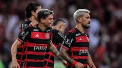 RJ - RIO DE JANEIRO - 15/05/2024 - COPA LIBERTADORES 2024, FLAMENGO X BOLIVAR - Ayrton Lucas jogador do Flamengo comemora seu gol com jogadores do seu time durante partida contra o Bolivar no estadio Maracana pelo campeonato Copa Libertadores 2024. (Foto: Thiago Ribeiro/AGIF)