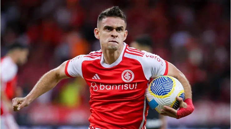 Borré: jogador do Internacional comemora seu gol durante partida contra o Atletico-GO no estádio Beira-Rio pelo Campeonato Brasileiro A 2024. (Foto: Maxi Franzoi/AGIF)