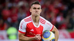 Borré comemorando gol pelo Campeonato Brasileiro na partida entre Internacional x Atlético-GO