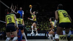 Seleção Brasileira de vôlei feminino contra a Sérvia. Foto: FIVB