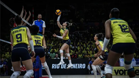 Seleção Brasileira de vôlei feminino contra a Sérvia. Foto: FIVB