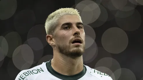 Pedro Raul, atacante do Goiás, deixa o campo após partida contra o Fluminense no estádio Maracanã pelo Brasileirão Série A