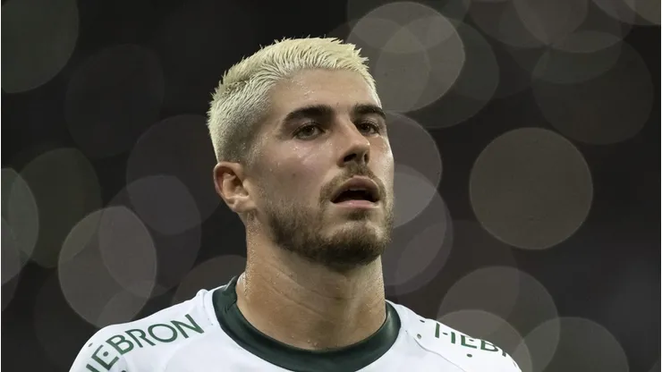 Pedro Raul, atacante do Goiás, deixa o campo após partida contra o Fluminense no estádio Maracanã pelo Brasileirão Série A