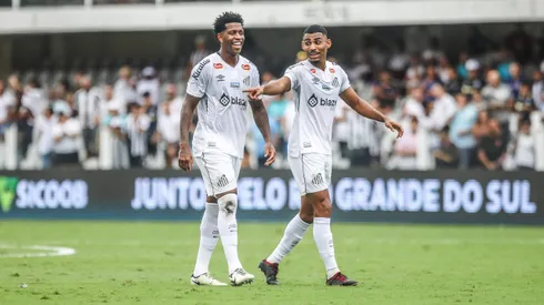 Gil e Joaquim jogadores do Santos durante partida contra o Brusque no estadio Vila Belmiro pelo campeonato Brasileiro B 2024. Foto: Reinaldo Campos/AGIF