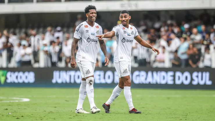 Gil e Joaquim jogadores do Santos durante partida contra o Brusque no estadio Vila Belmiro pelo campeonato Brasileiro B 2024. Foto: Reinaldo Campos/AGIF