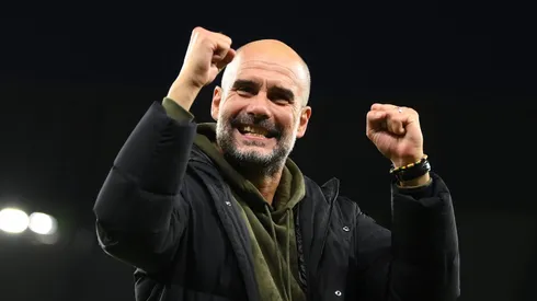 Pep Guardiola comemorando vitória contra o Fulham (Foto: Shaun Botterill/Getty Images)