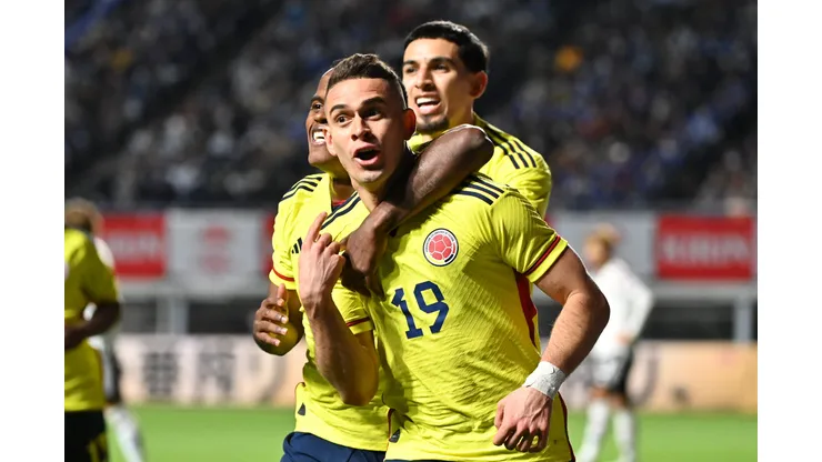 Borre e Jhon Arias comemorando gol da Colômbia em amistoso (Foto: Kenta Harada/Getty Images)