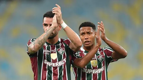 Renato Augusto agradece a torcida do Fluminense. Foto: Thiago Ribeiro/AGIF.