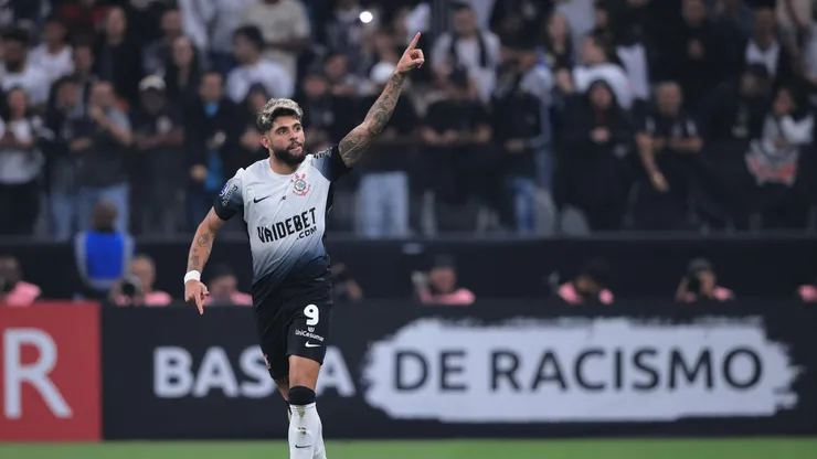 Yuri Alberto tem o início de temporada mais artilheira do Corinthians. Yuri Alberto comemorado gol contra Argentinos Jrs na Arena Corinthians. Foto: Ettore Chiereguini/AGIF