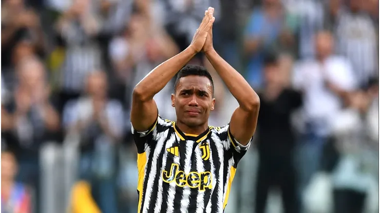 Alex Sandro emocionado em sua despedida e sendo aplaudido por torcedores da Juventus em Turin na Italia. (Photo by Valerio Pennicino/Getty Images)