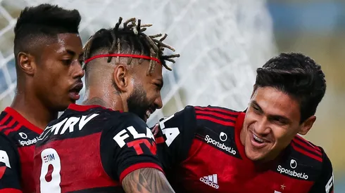 Gabigol, Pedro e Bruno Henrique comemorando gol pelo Flamengo - Foto: Buda Mendes/Getty Images