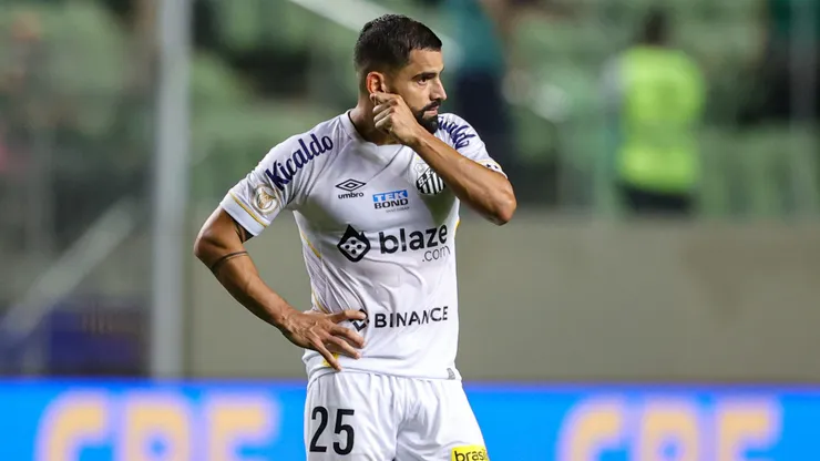 Meio-campista falou sobre o principal lance da partida
