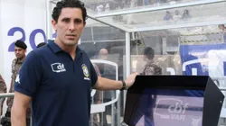 O árbitro Daniel Nobre Bins VAR (recurso de video) antes da partida entre Cruzeiro e Atletico-MG no estádio Mineirão pelo campeonato Brasileiro A 2019. Foto: Fernando Moreno/AGIF