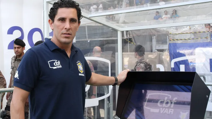 O árbitro Daniel Nobre Bins VAR (recurso de video) antes da partida entre Cruzeiro e Atletico-MG no estádio Mineirão pelo campeonato Brasileiro A 2019. Foto: Fernando Moreno/AGIF