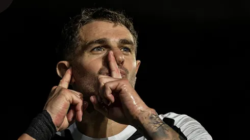 Vegetti comemorando gol em jogo entre Vasco x Vitória pelo Campeonato Brasileiro