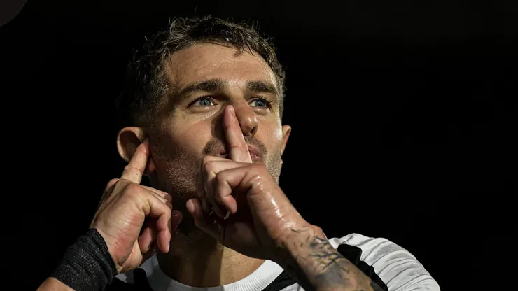 Vegetti comemorando gol em jogo entre Vasco x Vitória pelo Campeonato Brasileiro