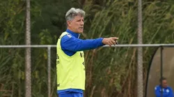 Renato Gaúcho orienta o tiime em treino no CT da base do Corinthians. Foto: Eduardo Muniz / Grêmio.