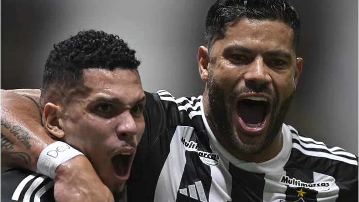Paulinho e Hulk com a camisa do Atlético-MG