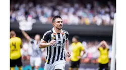 Foto: Abner Dourado/AGIF - Willian Bigode marcou, mas não evitou derrota do Santos para o América-MG nesta sexta-feira (24) pelo Brasileirão Série B 2024