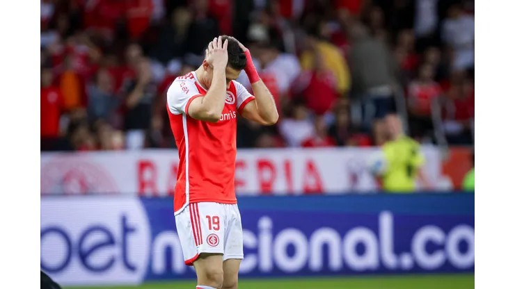 Borre jogador do Internacional lamenta durante partida. Foto: Maxi Franzoi/AGIF