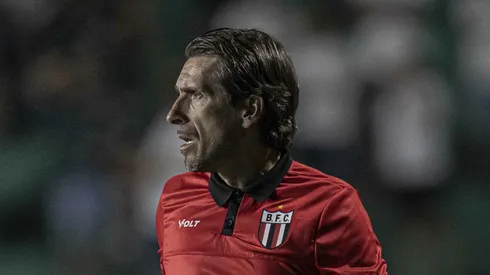 Paulo Gomes, técnico do Botafogo-SP, durante partida contra o Goias no estádio Serrinha pelo Campeonato Brasileiro B 2024.
