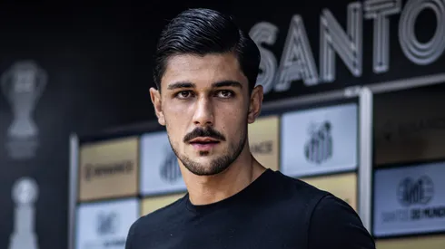 João Basso na apresentação no Santos na Vila Belmiro