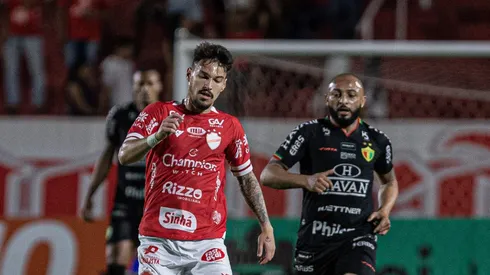 Arthur Rezende jogador do Vila Nova-GO durante partida contra o Brusque no estadio Onesio Brasileiro Alvarenga pelo campeonato Brasileiro B 2022. Foto: Isabela Azine/AGIF
