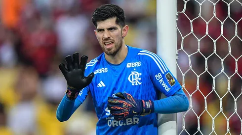 Rossi, goleiro do Flamengo, durante partida contra o Corinthians no estádio Maracanã pelo Brasileirão Série A