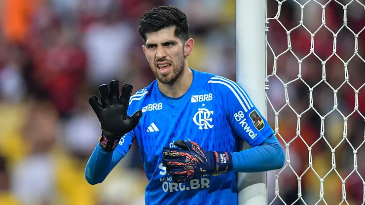 Rossi, goleiro do Flamengo, durante partida contra o Corinthians no estádio Maracanã pelo Brasileirão Série A