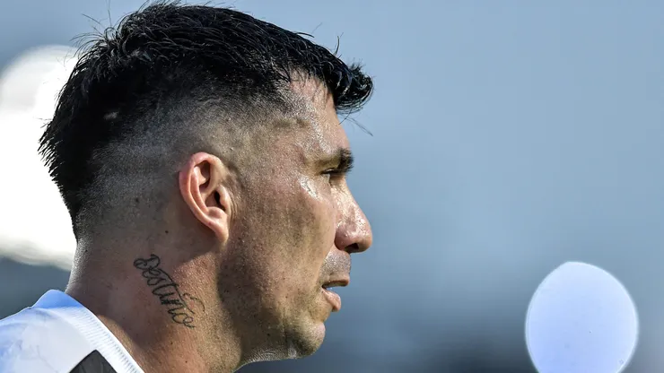RJ - RIO DE JANEIRO - 14/04/2024 - BRASILEIRO A 2024, VASCO X GREMIO - Medel jogador do Vasco durante partida contra o Gremio no estadio Sao Januario pelo campeonato Brasileiro A 2024. Foto: Thiago Ribeiro/AGIF