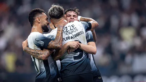 Time do Corinthians comemorando gol de Yuri Alberto