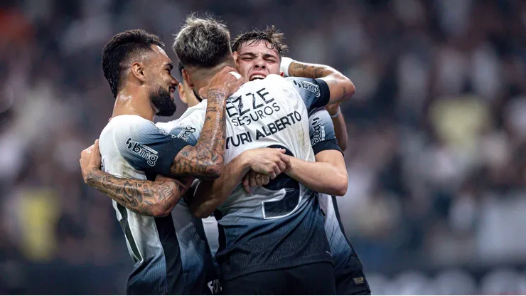 Time do Corinthians comemorando gol de Yuri Alberto