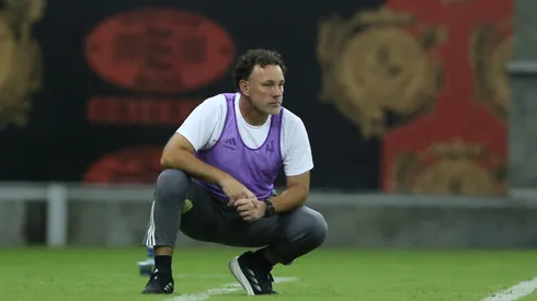 Gabriel Milito em ação na partida entre Sport x Atlético-MG