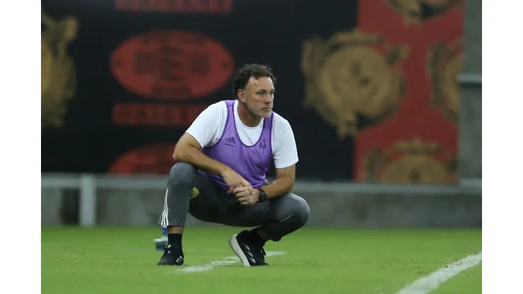 Gabriel Milito em ação na partida entre Sport x Atlético-MG
