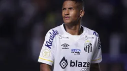 Ângelo está treinando no CT Rei Pelé