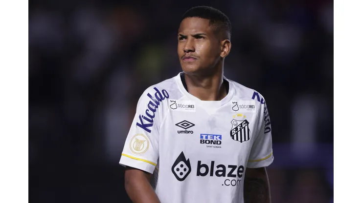 Ângelo está treinando no CT Rei Pelé