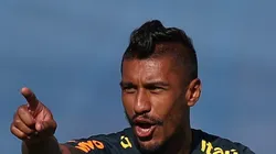 Paulinho durante um treino do Brasil em 2018. Volante fica longe do Alviceleste.