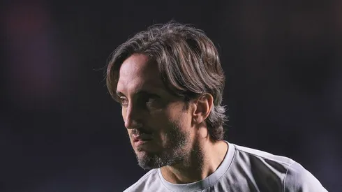 Luis Zubeldia durante partida contra o Barcelona de Guayaquil. Treinador vai com força máxima pela CB.