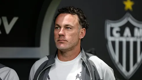 Milito no banco de reservas da Arena MRV. Foto: Gilson Lobo/AGIF