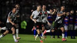 Vegetti e os jogadores do Vasco comemoram vitória ao final da partida contra o Fortaleza no estádio São Januário pela Copa Do Brasil 2024. (Foto: Thiago Ribeiro/AGIF)