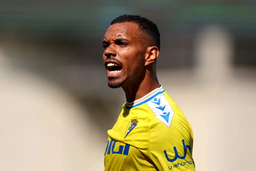 Lucas Pires atuou por empréstimo no Cádiz, da Espanha, mas volta ao Santos em junho – Foto: Fran Santiago/Getty Images