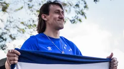 Cássio com a camisa do Cruzeiro na Toca da Raposa 2. Foto: Gustavo Aleixo / Cruzeiro.
