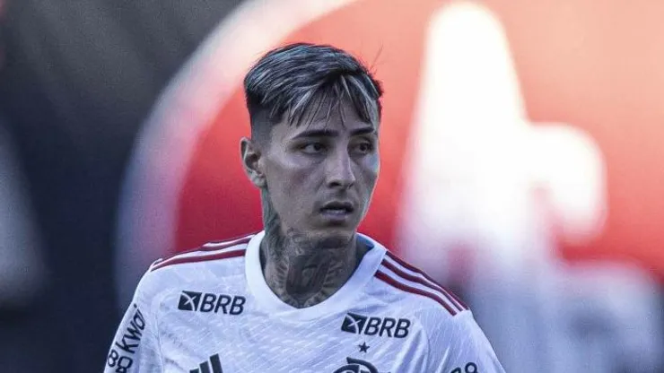 Erick Pulgar durante partida contra o Atlético-GO. Volante está fora do jogo pela Copa do Brasil.