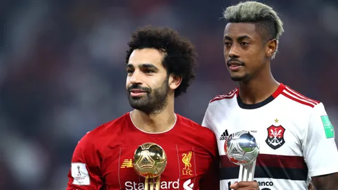 Bruno Henrique e Mohamed Salah recebem prêmios individuais após a final do Mundial de 2019. Foto: Francois Nel/Getty Images