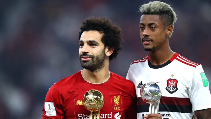 Bruno Henrique e Mohamed Salah recebem prêmios individuais após a final do Mundial de 2019. Foto: Francois Nel/Getty Images