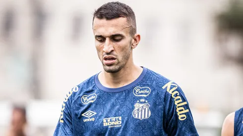 João Schmidt passou por exames e já iniciou tratamento - Foto: Raul Baretta/ Santos FC.