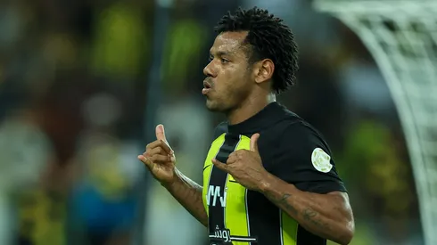 Romarinho comemorando gol pelo Al-Ittihad - Foto: Yasser Bakhsh/Getty Images