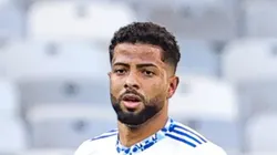 João Marcelo durante partida contra o Vitória. Defensor deve permanecer na Toca da Raposa.