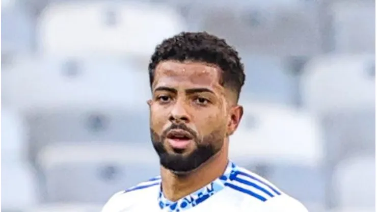 João Marcelo durante partida contra o Vitória. Defensor deve permanecer na Toca da Raposa.