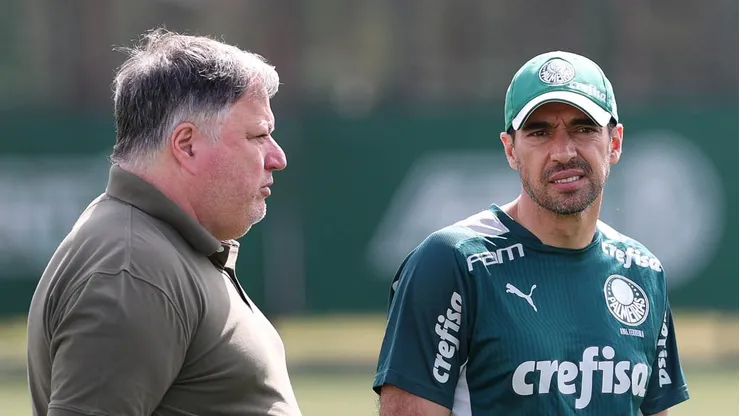 O diretor de futebol Anderson Barros e o técnico Abel Ferreira (D), da SE Palmeiras, durante treinamento, na Academia de Futebol.